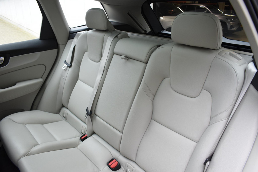 Volvo XC60 T6 340PK Automaat Plug-in Hybrid AWD Inscription / Navigatie / Elektrisch glazen schuif-kanteldak / Leder Blond / Elektrische achterklep / Cruise control