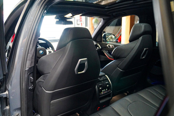 BMW X5 XDrive50e High Executive | X5M Kuipstoelen | Driving assistant Prof | HuD | Dravit Grau | Luchtvering | Stoelverkoeling |