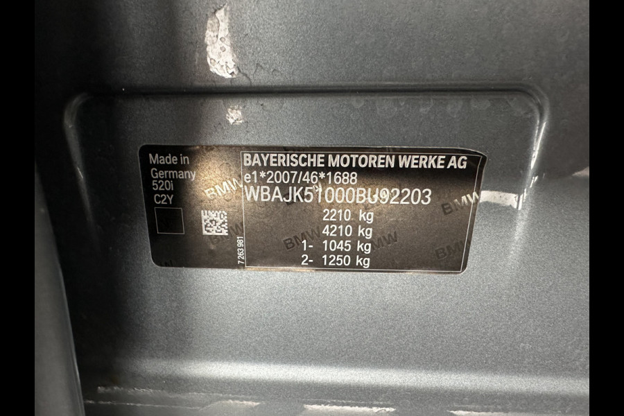 BMW 5 Serie 520i Executive Edition Sportline Aut. *LEATHER-FABRIC | FULL-LED | DIGI-COCKIT | KEYLESS | NAVI-FULLMAP | HEATED-SPORTSEATS | PRIVACY-GLASS | AMBIENTLIGHT | ECC | CARPLAY | PDC | TOWBAR | 18"ALU*