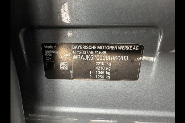 BMW 5 Serie 520i Executive Edition Sportline Aut. *LEATHER-FABRIC | FULL-LED | DIGI-COCKIT | KEYLESS | NAVI-FULLMAP | HEATED-SPORTSEATS | PRIVACY-GLASS | AMBIENTLIGHT | ECC | CARPLAY | PDC | TOWBAR | 18"ALU*