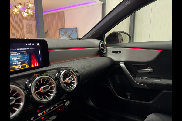 Mercedes-Benz A-Klasse 250 224pk Sedan AMG-Pakket Aut. | Panoramadak Sfeerverlichting | MBUX | LED