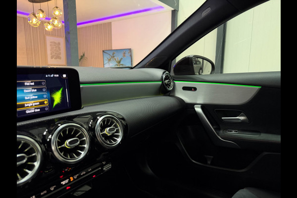 Mercedes-Benz A-Klasse 250 224pk Sedan AMG-Pakket Aut. | Panoramadak Sfeerverlichting | MBUX | LED