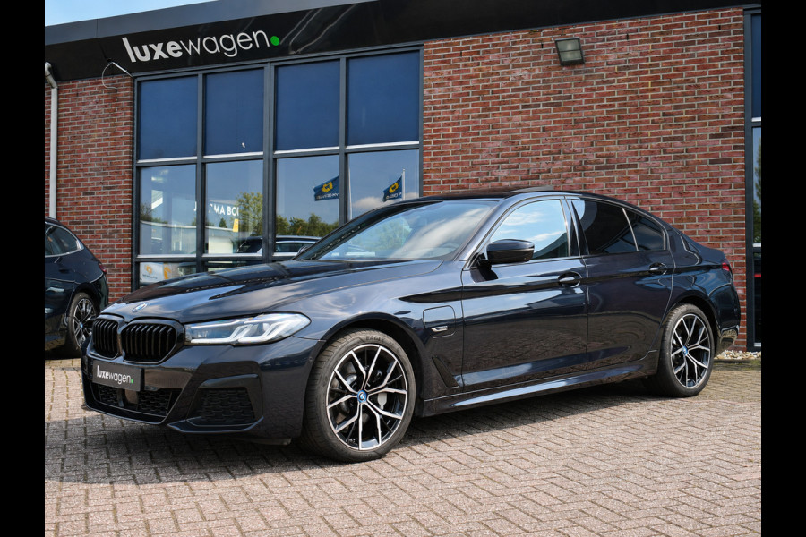 BMW 5 Serie 530e M-Sport Pano Trekh ACC HUD 360 19inch Laser El-Klep
