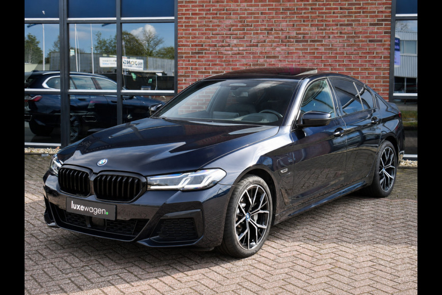 BMW 5 Serie 530e M-Sport Pano Trekh ACC HUD 360 19inch Laser El-Klep