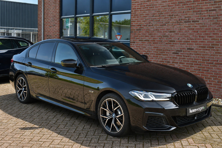 BMW 5 Serie 530e M-Sport Pano Trekh ACC HUD 360 19inch Laser El-Klep
