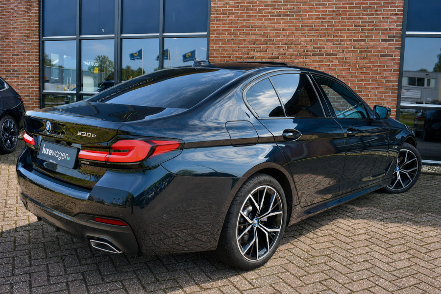 BMW 5 Serie 530e M-Sport Pano Trekh ACC HUD 360 19inch Laser El-Klep