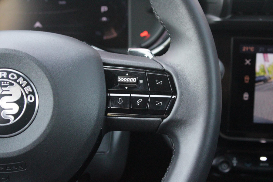 Alfa Romeo junior 1.2 Turbo 145PK Hybrid IBRIDA SPECIALE | TECHNO PACK: LEX MATRIX KOPLAMPEN/AUTOMATISCH DIMMENDE BINNENSPIEGEL/DRAADLOZE TELEFOONLADER/DODEHOEK DETECTIE/ELEKTRISCH BEDIENBARE ACHTERKLEP/KEYLESS ENTRY EN START/ADAPTIVE CRUISE CONTROL/ACHTERUITRIJ CAMERA | VOORRUIT VERWARMING | ELEKTRISCH BEDIENBARE BESTUURDERSSTOEL MET MASSAGE FUNCTIE | PARKEERSENSOREN VOOR + ACHTER | STOEL VERWARMING | CLIMATE CONTROL | DRAADLOZE APPLE CARPLAY/ANDROID AUTO | NAVIGATIE | 18" LICHTMETALEN VELGEN |
