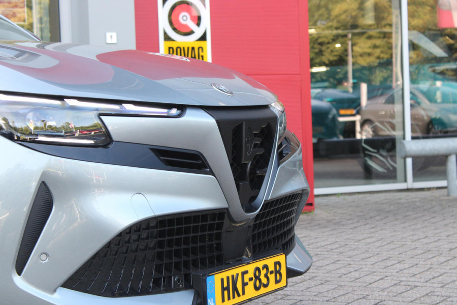 Alfa Romeo junior 1.2 Turbo 145PK Hybrid IBRIDA SPECIALE | TECHNO PACK: LEX MATRIX KOPLAMPEN/AUTOMATISCH DIMMENDE BINNENSPIEGEL/DRAADLOZE TELEFOONLADER/DODEHOEK DETECTIE/ELEKTRISCH BEDIENBARE ACHTERKLEP/KEYLESS ENTRY EN START/ADAPTIVE CRUISE CONTROL/ACHTERUITRIJ CAMERA | VOORRUIT VERWARMING | ELEKTRISCH BEDIENBARE BESTUURDERSSTOEL MET MASSAGE FUNCTIE | PARKEERSENSOREN VOOR + ACHTER | STOEL VERWARMING | CLIMATE CONTROL | DRAADLOZE APPLE CARPLAY/ANDROID AUTO | NAVIGATIE | 18" LICHTMETALEN VELGEN |