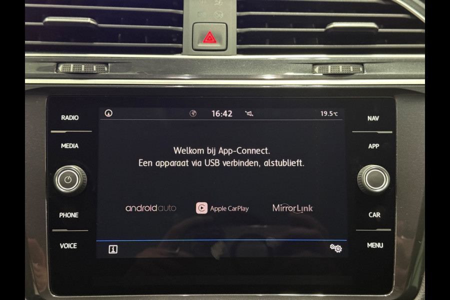 Volkswagen Tiguan 1.5 TSI line Business |Trekhaak|Dynaudio | ACC | Lane Assist | IQ Lights