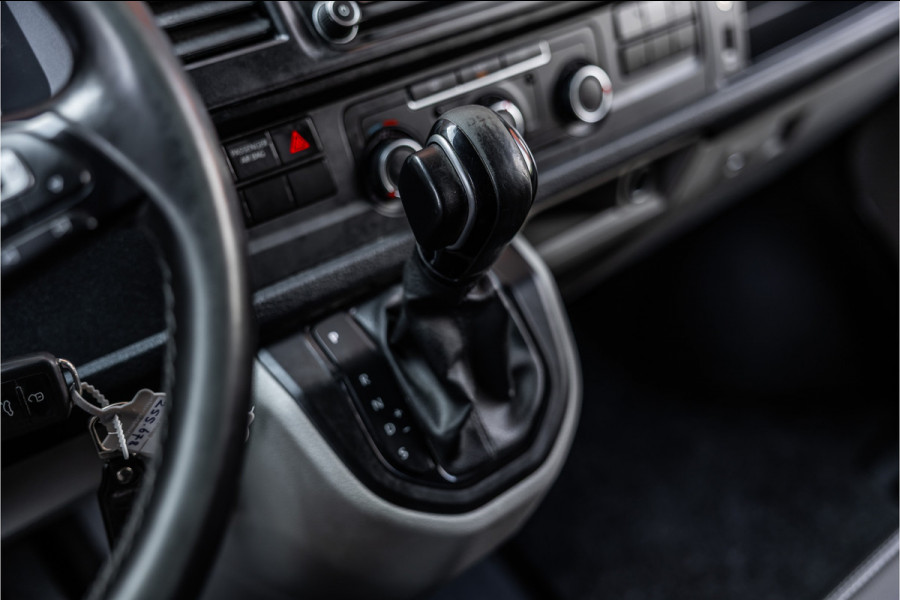Volkswagen Transporter 2.0 TDI 150 PK L2H1 | Bi-Xenon | ACC | Navigatie | CarPlay | 3-Zitter | Elek achterklep | Trekhaak | Nieuwe APK | Orig. NL Auto