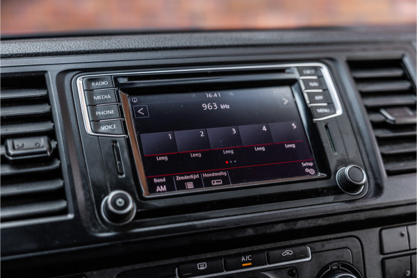 Volkswagen Transporter 2.0 TDI 150 PK L2H1 | Bi-Xenon | ACC | Navigatie | CarPlay | 3-Zitter | Elek achterklep | Trekhaak | Nieuwe APK | Orig. NL Auto