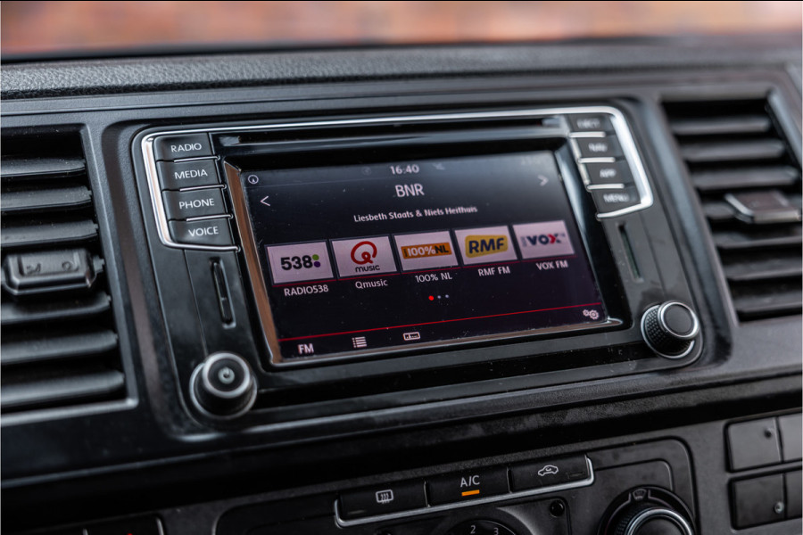 Volkswagen Transporter 2.0 TDI 150 PK L2H1 | Bi-Xenon | ACC | Navigatie | CarPlay | 3-Zitter | Elek achterklep | Trekhaak | Nieuwe APK | Orig. NL Auto