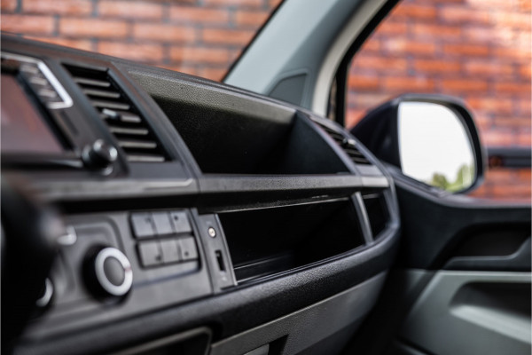 Volkswagen Transporter 2.0 TDI 150 PK L2H1 | Bi-Xenon | ACC | Navigatie | CarPlay | 3-Zitter | Elek achterklep | Trekhaak | Nieuwe APK | Orig. NL Auto
