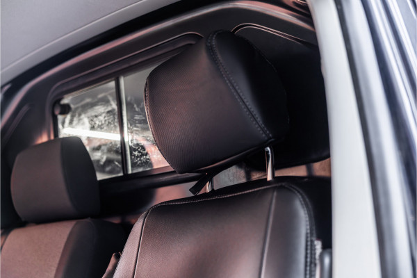 Volkswagen Transporter 2.0 TDI 150 PK L2H1 | Bi-Xenon | ACC | Navigatie | CarPlay | 3-Zitter | Elek achterklep | Trekhaak | Nieuwe APK | Orig. NL Auto