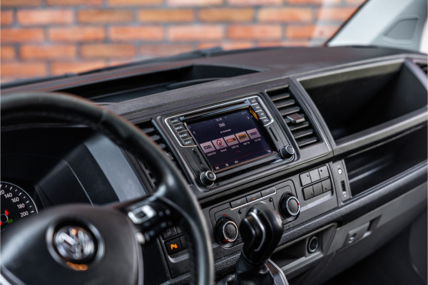 Volkswagen Transporter 2.0 TDI 150 PK L2H1 | Bi-Xenon | ACC | Navigatie | CarPlay | 3-Zitter | Elek achterklep | Trekhaak | Nieuwe APK | Orig. NL Auto