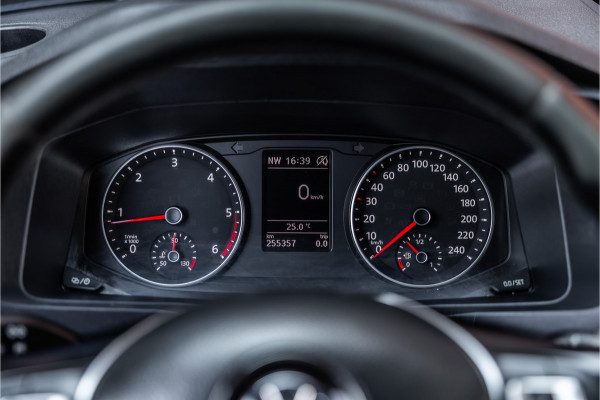 Volkswagen Transporter 2.0 TDI 150 PK L2H1 | Bi-Xenon | ACC | Navigatie | CarPlay | 3-Zitter | Elek achterklep | Trekhaak | Nieuwe APK | Orig. NL Auto