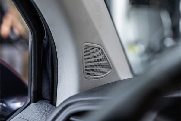 Volkswagen Transporter 2.0 TDI 150 PK L2H1 | Bi-Xenon | ACC | Navigatie | CarPlay | 3-Zitter | Elek achterklep | Trekhaak | Nieuwe APK | Orig. NL Auto