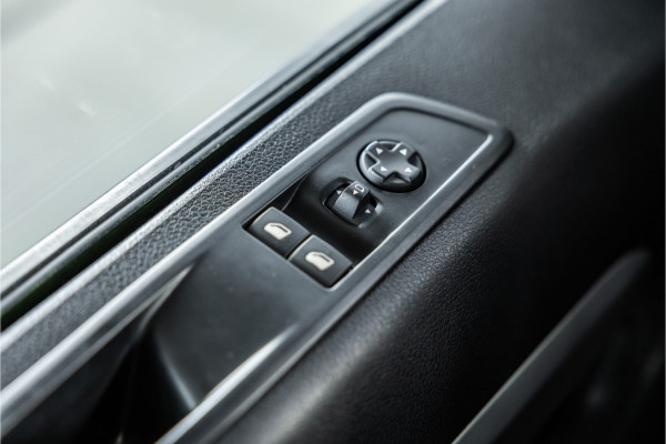 Opel Vivaro 2.0 BlueHDi L3 DC | Dubbel cabine | 6-Zitter | Navigatie | Camera | CarPlay | Dodehoek detector | Imperiaal | Trekhaak | F1 Flippers | Airco | Dealer onderhouden | Nieuwe APK
