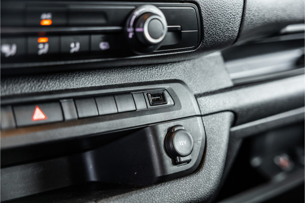 Opel Vivaro 2.0 BlueHDi L3 DC | Dubbel cabine | 6-Zitter | Navigatie | Camera | CarPlay | Dodehoek detector | Imperiaal | Trekhaak | F1 Flippers | Airco | Dealer onderhouden | Nieuwe APK