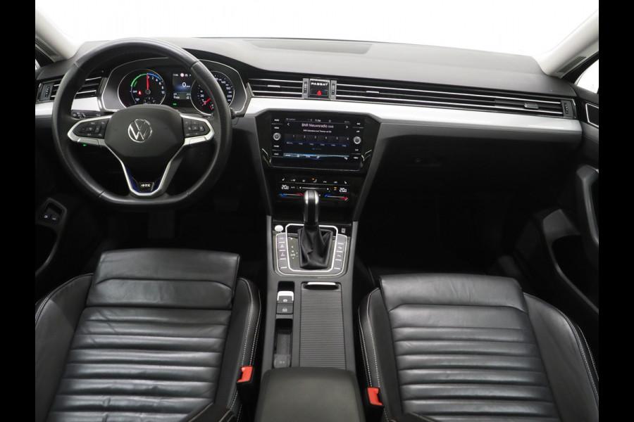 Volkswagen Passat Variant 1.4 TSI PHEV GTE | Panoramadak | Leder | Trekhaak | Massage | Adaptive Cruise | Camera | Dodehoek