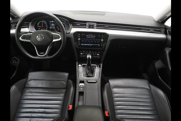Volkswagen Passat Variant 1.4 TSI PHEV GTE | Panoramadak | Leder | Trekhaak | Massage | Adaptive Cruise | Camera | Dodehoek