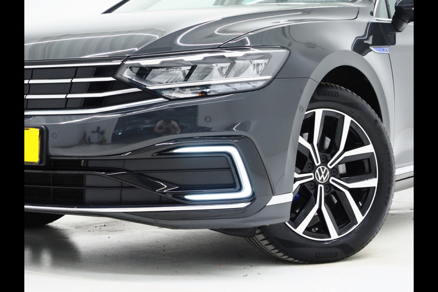 Volkswagen Passat Variant 1.4 TSI PHEV GTE | Panoramadak | Leder | Trekhaak | Massage | Adaptive Cruise | Camera | Dodehoek