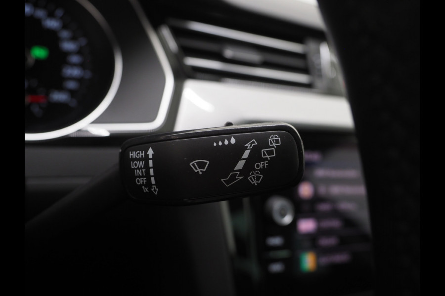 Volkswagen Passat Variant 1.4 TSI PHEV GTE | Panoramadak | Leder | Trekhaak | Massage | Adaptive Cruise | Camera | Dodehoek