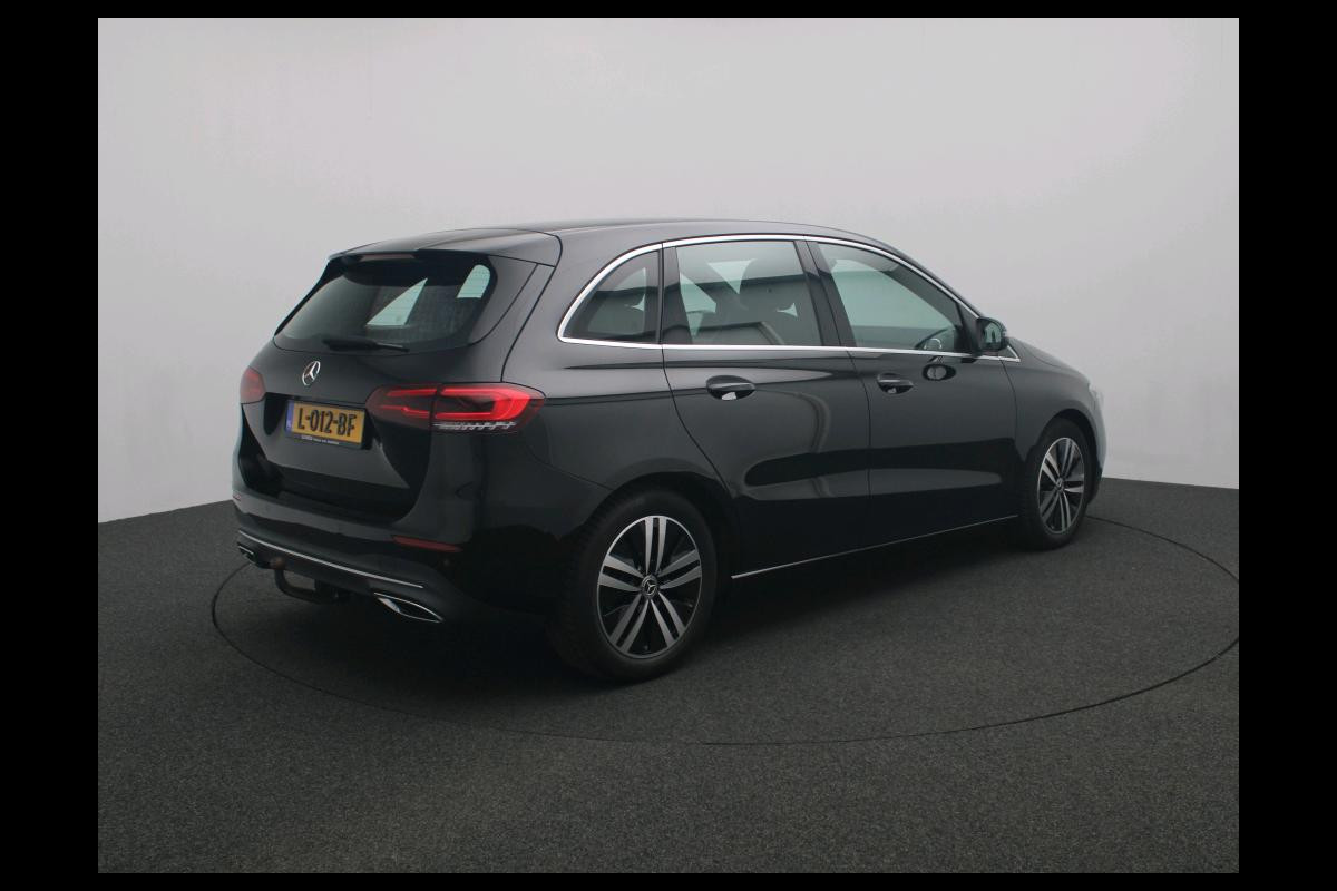 Mercedes-Benz B-Klasse 180 Business Solution Luxury Trekhaak | Parkeerpakket met achteruitrijcamera | Ledkoplampen | Sfeerverlichting | Stoelverwarming. Inclusief 24 maanden MB Certified garantie voor Europa.