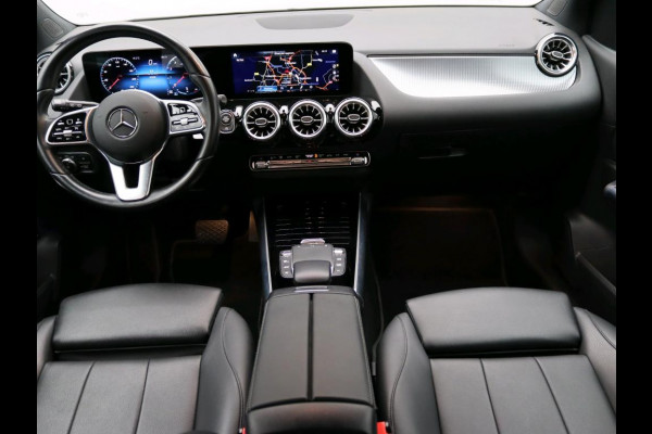 Mercedes-Benz B-Klasse 180 Business Solution Luxury Trekhaak | Parkeerpakket met achteruitrijcamera | Ledkoplampen | Sfeerverlichting | Stoelverwarming. Inclusief 24 maanden MB Certified garantie voor Europa.