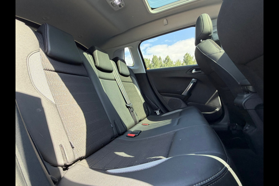 Peugeot 2008 1.2 PureTech / Pano / Navi / Leder / 131 PK