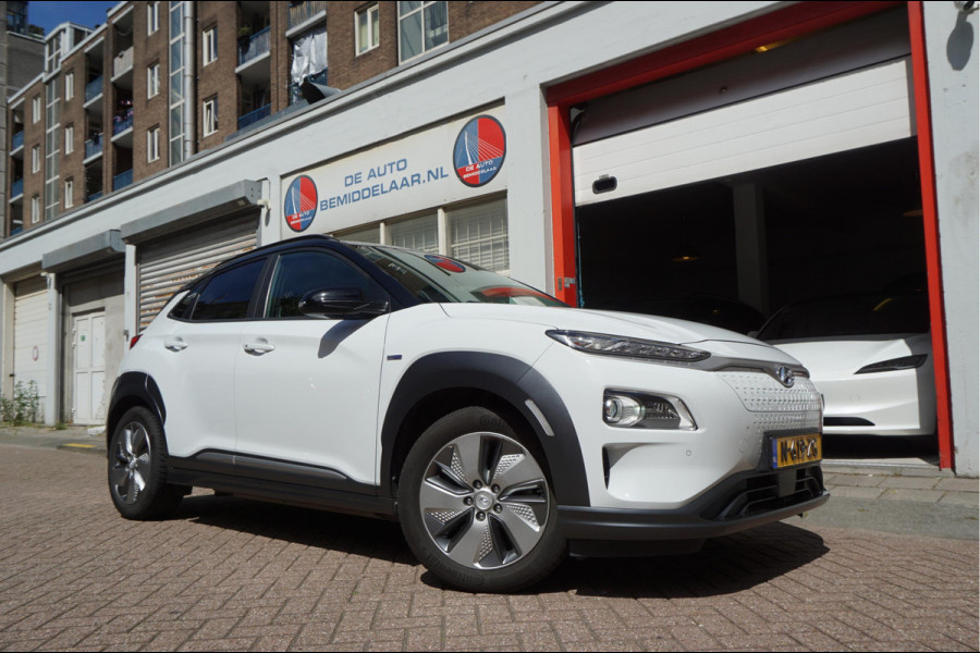 Hyundai Kona EV Premium 64 kWh | SOH 99.2% | Trekhaak | Leer | Adaptive + Lane + Blindspot | Premium Audio + Apple + All Season banden | Dealer onderhouden
