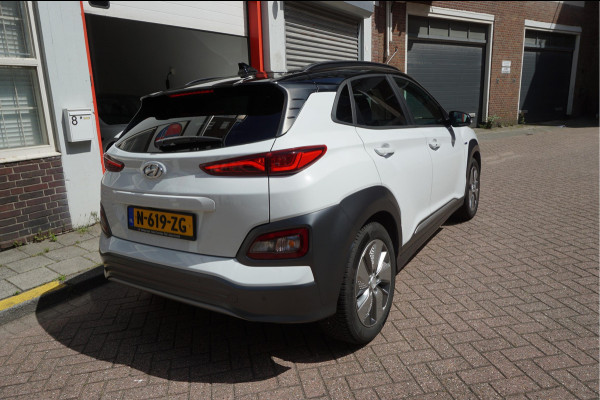 Hyundai Kona EV Premium 64 kWh | SOH 99.2% | Trekhaak | Leer | Adaptive + Lane + Blindspot | Premium Audio + Apple + All Season banden | Dealer onderhouden