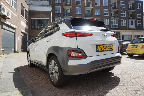 Hyundai Kona EV Premium 64 kWh | SOH 99.2% | Trekhaak | Leer | Adaptive + Lane + Blindspot | Premium Audio + Apple + All Season banden | Dealer onderhouden