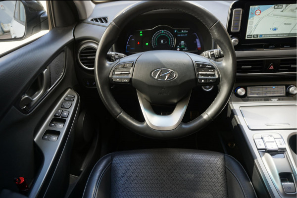 Hyundai Kona EV Premium 64 kWh | SOH 99.2% | Trekhaak | Leer | Adaptive + Lane + Blindspot | Premium Audio + Apple + All Season banden | Dealer onderhouden