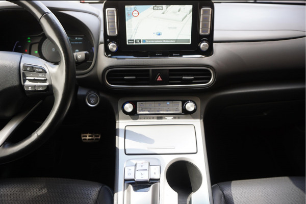 Hyundai Kona EV Premium 64 kWh | SOH 99.2% | Trekhaak | Leer | Adaptive + Lane + Blindspot | Premium Audio + Apple + All Season banden | Dealer onderhouden