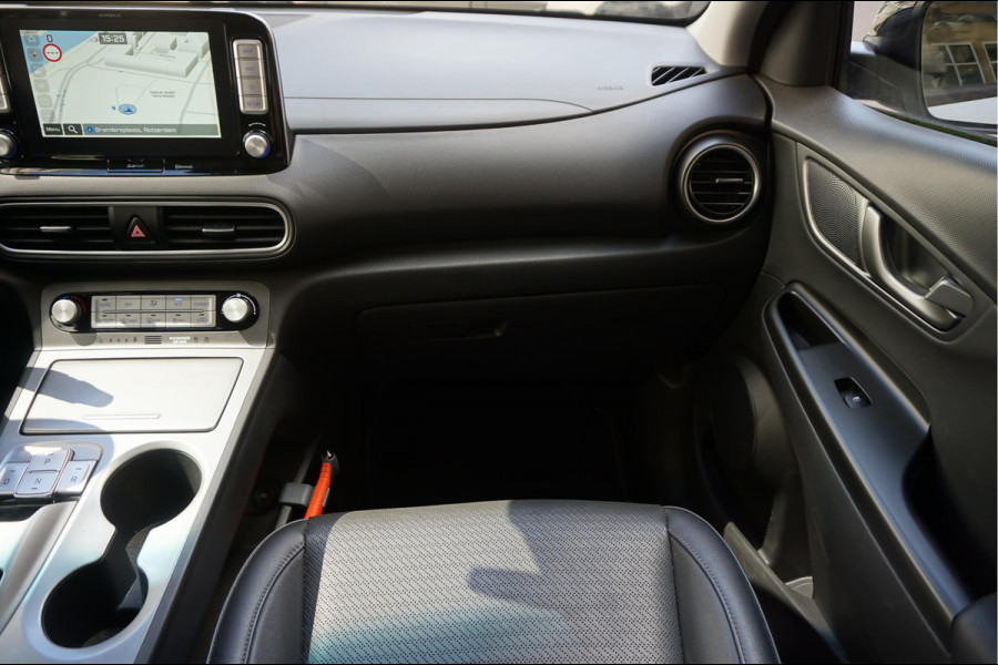 Hyundai Kona EV Premium 64 kWh | SOH 99.2% | Trekhaak | Leer | Adaptive + Lane + Blindspot | Premium Audio + Apple + All Season banden | Dealer onderhouden