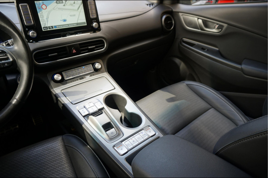 Hyundai Kona EV Premium 64 kWh | SOH 99.2% | Trekhaak | Leer | Adaptive + Lane + Blindspot | Premium Audio + Apple + All Season banden | Dealer onderhouden