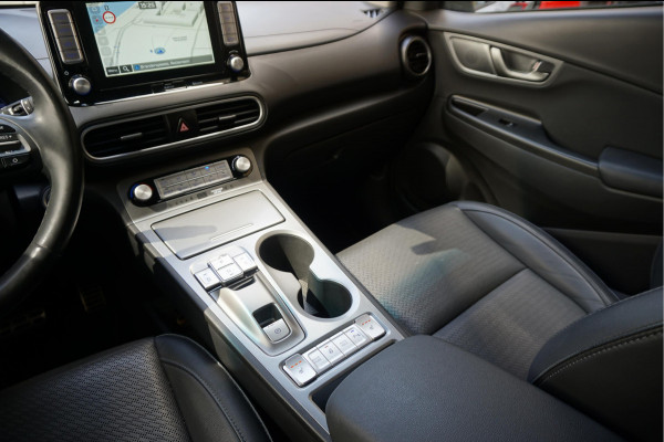 Hyundai Kona EV Premium 64 kWh | SOH 99.2% | Trekhaak | Leer | Adaptive + Lane + Blindspot | Premium Audio + Apple + All Season banden | Dealer onderhouden