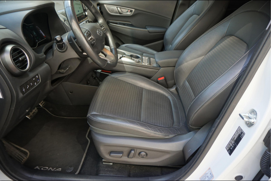 Hyundai Kona EV Premium 64 kWh | SOH 99.2% | Trekhaak | Leer | Adaptive + Lane + Blindspot | Premium Audio + Apple + All Season banden | Dealer onderhouden