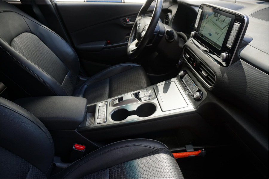Hyundai Kona EV Premium 64 kWh | SOH 99.2% | Trekhaak | Leer | Adaptive + Lane + Blindspot | Premium Audio + Apple + All Season banden | Dealer onderhouden