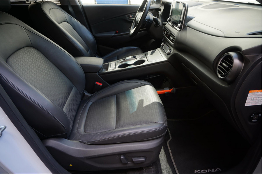 Hyundai Kona EV Premium 64 kWh | SOH 99.2% | Trekhaak | Leer | Adaptive + Lane + Blindspot | Premium Audio + Apple + All Season banden | Dealer onderhouden