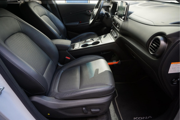 Hyundai Kona EV Premium 64 kWh | SOH 99.2% | Trekhaak | Leer | Adaptive + Lane + Blindspot | Premium Audio + Apple + All Season banden | Dealer onderhouden