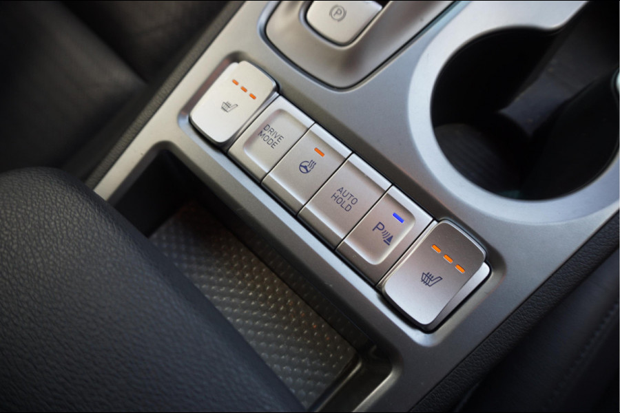 Hyundai Kona EV Premium 64 kWh | SOH 99.2% | Trekhaak | Leer | Adaptive + Lane + Blindspot | Premium Audio + Apple + All Season banden | Dealer onderhouden