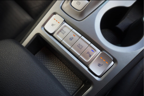 Hyundai Kona EV Premium 64 kWh | SOH 99.2% | Trekhaak | Leer | Adaptive + Lane + Blindspot | Premium Audio + Apple + All Season banden | Dealer onderhouden