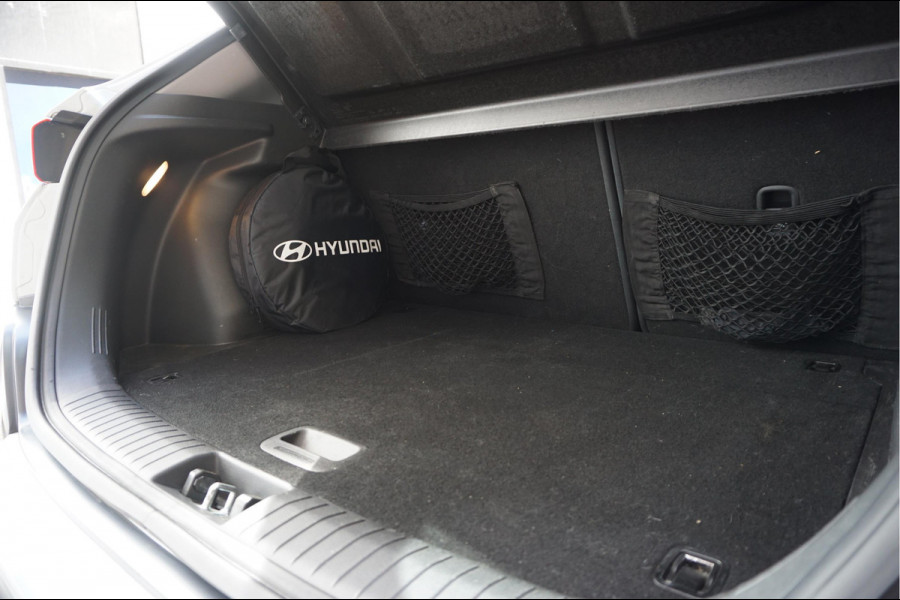 Hyundai Kona EV Premium 64 kWh | SOH 99.2% | Trekhaak | Leer | Adaptive + Lane + Blindspot | Premium Audio + Apple + All Season banden | Dealer onderhouden