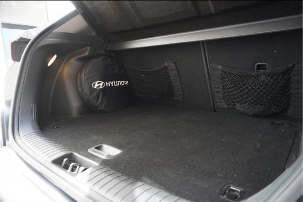 Hyundai Kona EV Premium 64 kWh | SOH 99.2% | Trekhaak | Leer | Adaptive + Lane + Blindspot | Premium Audio + Apple + All Season banden | Dealer onderhouden