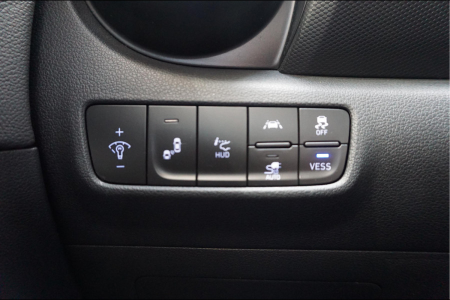 Hyundai Kona EV Premium 64 kWh | SOH 99.2% | Trekhaak | Leer | Adaptive + Lane + Blindspot | Premium Audio + Apple + All Season banden | Dealer onderhouden
