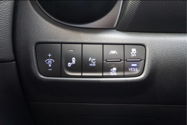 Hyundai Kona EV Premium 64 kWh | SOH 99.2% | Trekhaak | Leer | Adaptive + Lane + Blindspot | Premium Audio + Apple + All Season banden | Dealer onderhouden
