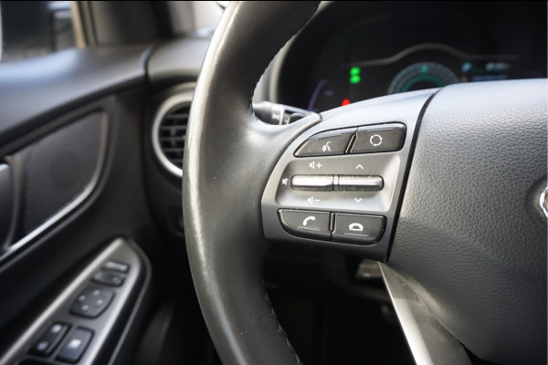 Hyundai Kona EV Premium 64 kWh | SOH 99.2% | Trekhaak | Leer | Adaptive + Lane + Blindspot | Premium Audio + Apple + All Season banden | Dealer onderhouden
