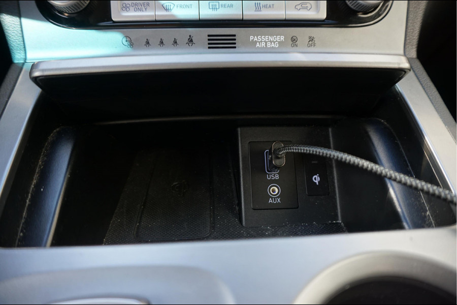 Hyundai Kona EV Premium 64 kWh | SOH 99.2% | Trekhaak | Leer | Adaptive + Lane + Blindspot | Premium Audio + Apple + All Season banden | Dealer onderhouden
